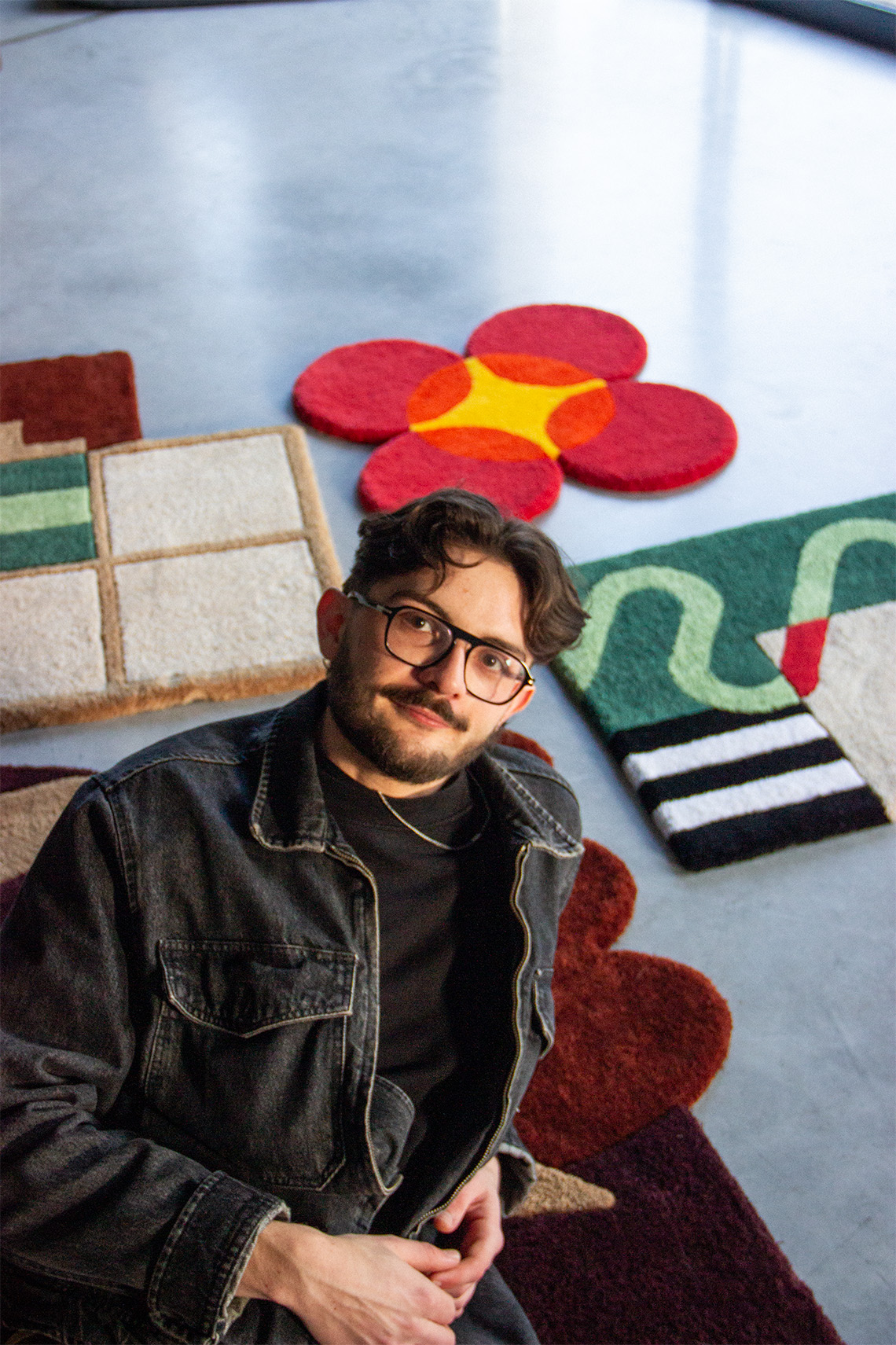 Portrait de Matéo Caillard designer graphique et créateur d'objets à Bordeaux