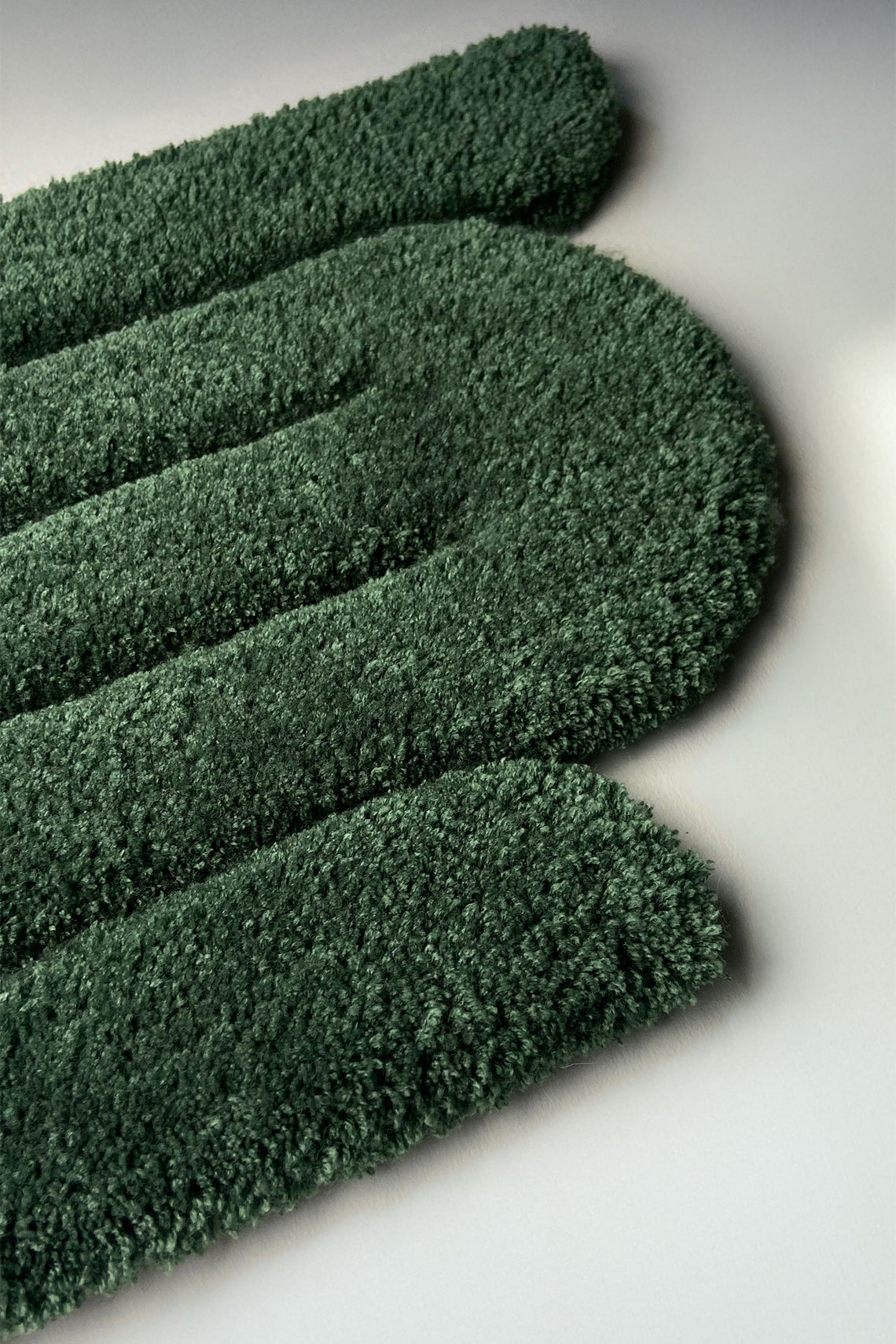 Tapis mural tufté W.01 Ondulato dans un intérieur minimaliste