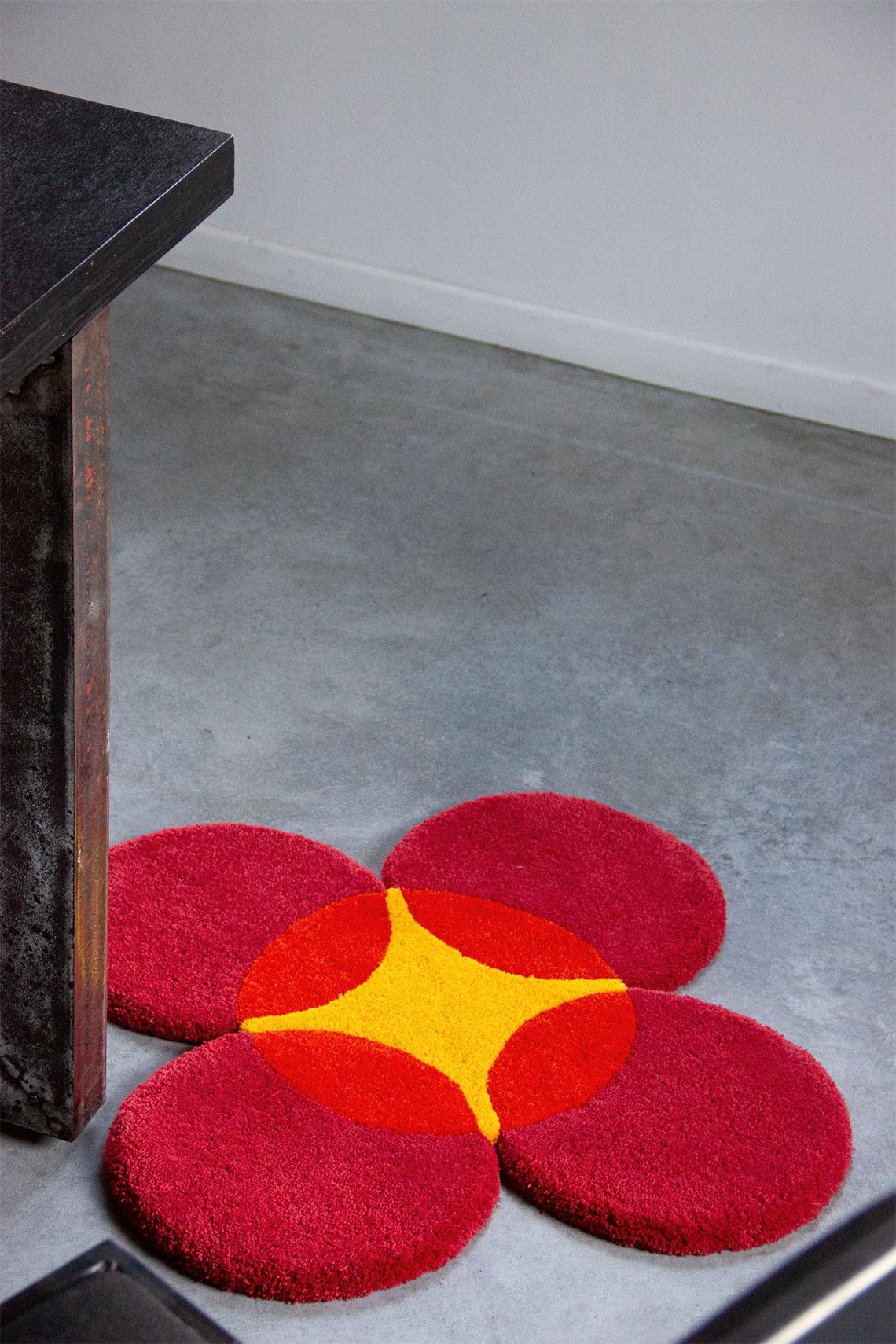 Tapis tufté vintage F.04 accroché au mur