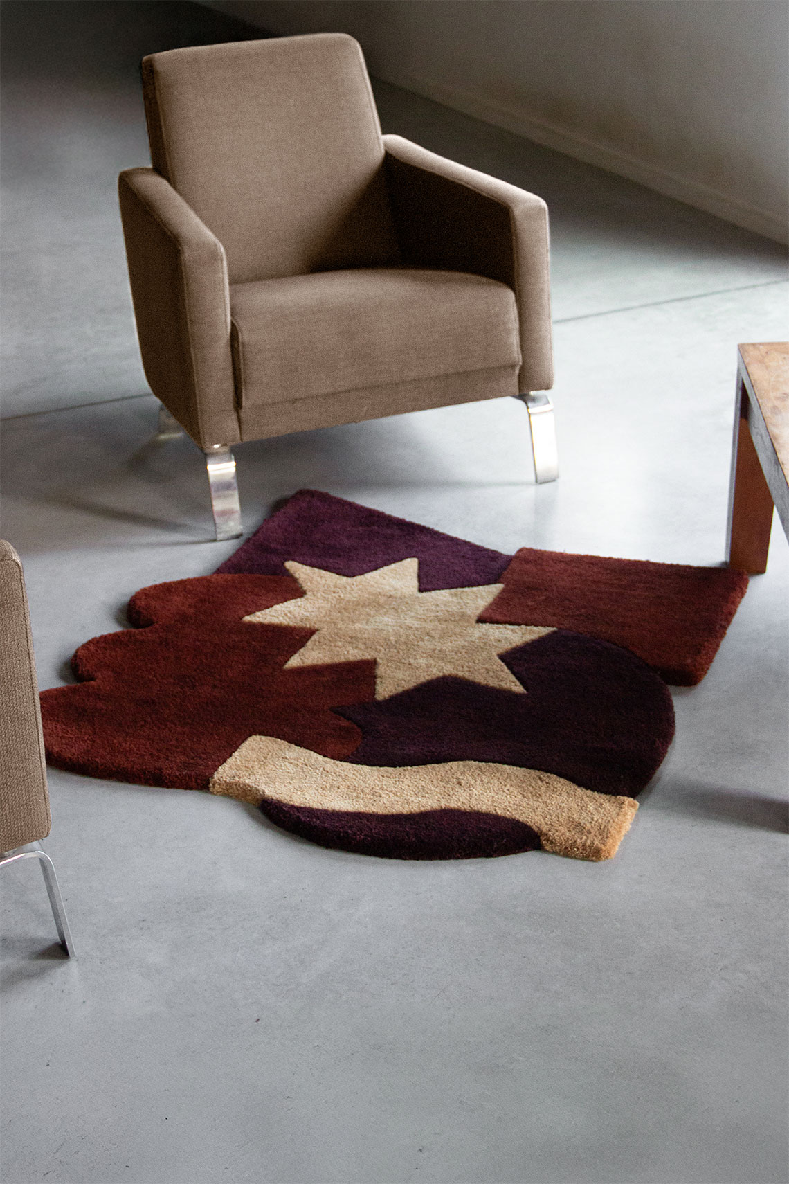 Tapis tufté graphique F.06 dans un salon contemporain
